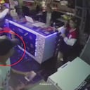 Los presuntos ladrones vestían prendas blancas al momento de ingresar al establecimiento a robar.