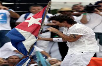 Juanes subió al escenario a un cubano que ondeaba una bandera de su país. 