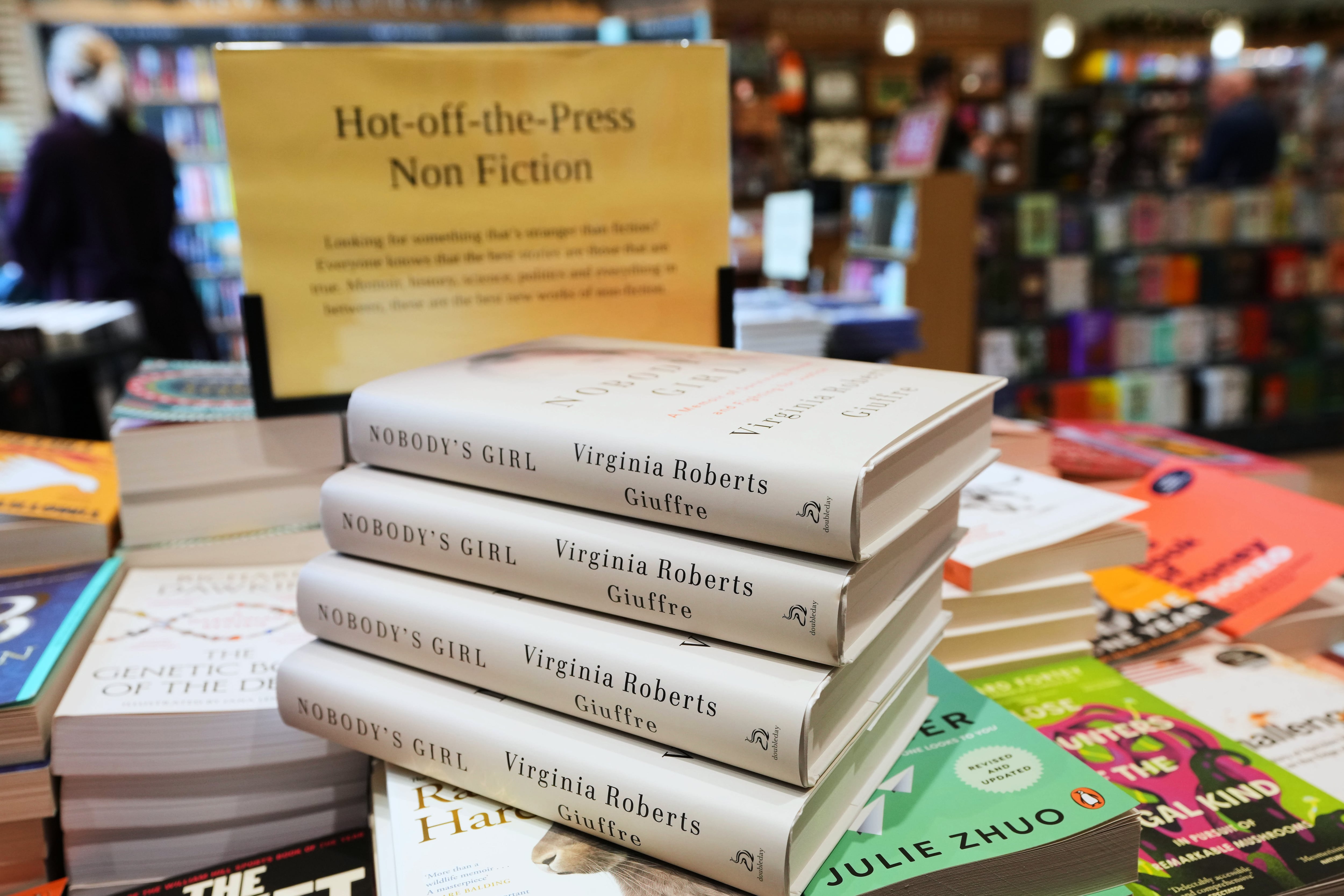 El libro de memorias de Virginia Giuffre, "Nobody's Girl", está a la venta en una librería de Londres el martes 21 de octubre de 2025, seis meses después de que Giuffre muriera por suicidio en abril. (Foto AP/Kirsty Wigglesworth)