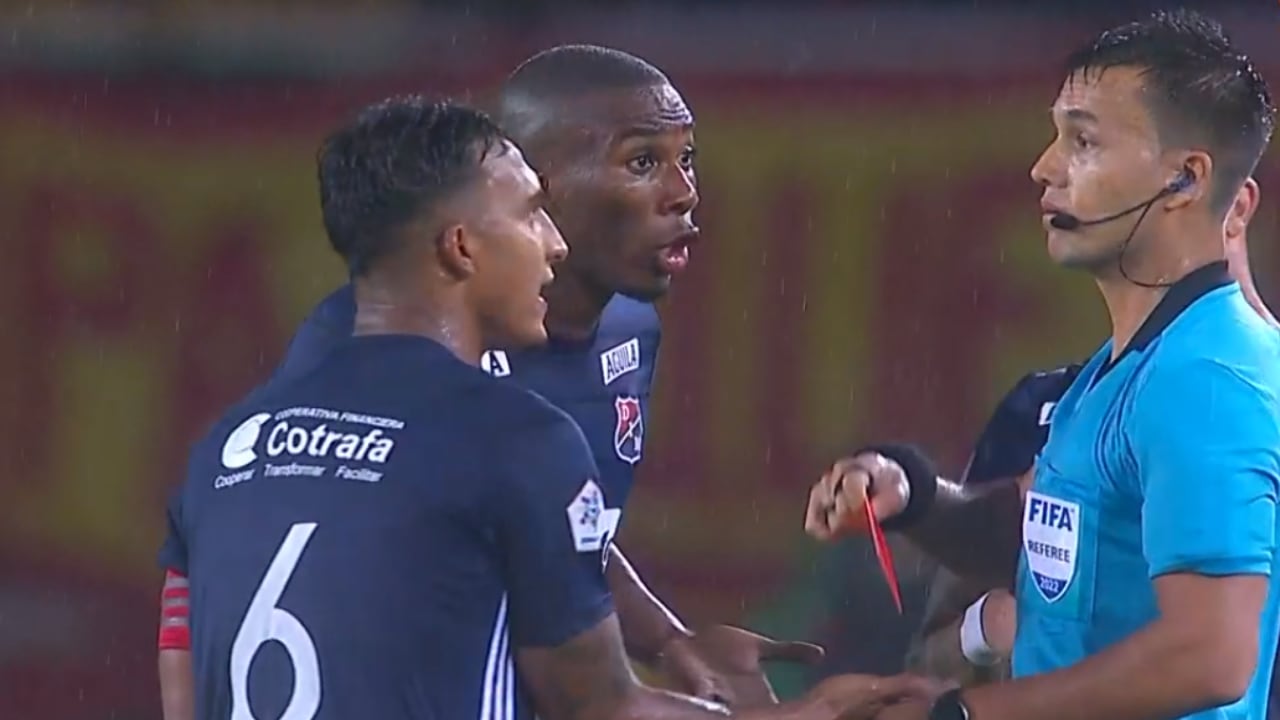 Nicolás Gallo Barragán es un árbitro de fútbol colombiano que ha sido árbitro internacional de la FIFA desde 2018. Debutó en Colombia en el Torneo Clausura de la Primera A del 2011.