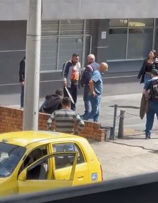 Un ciudadano apareció con un machete, aunque fue persuadido para no utilizarlo.