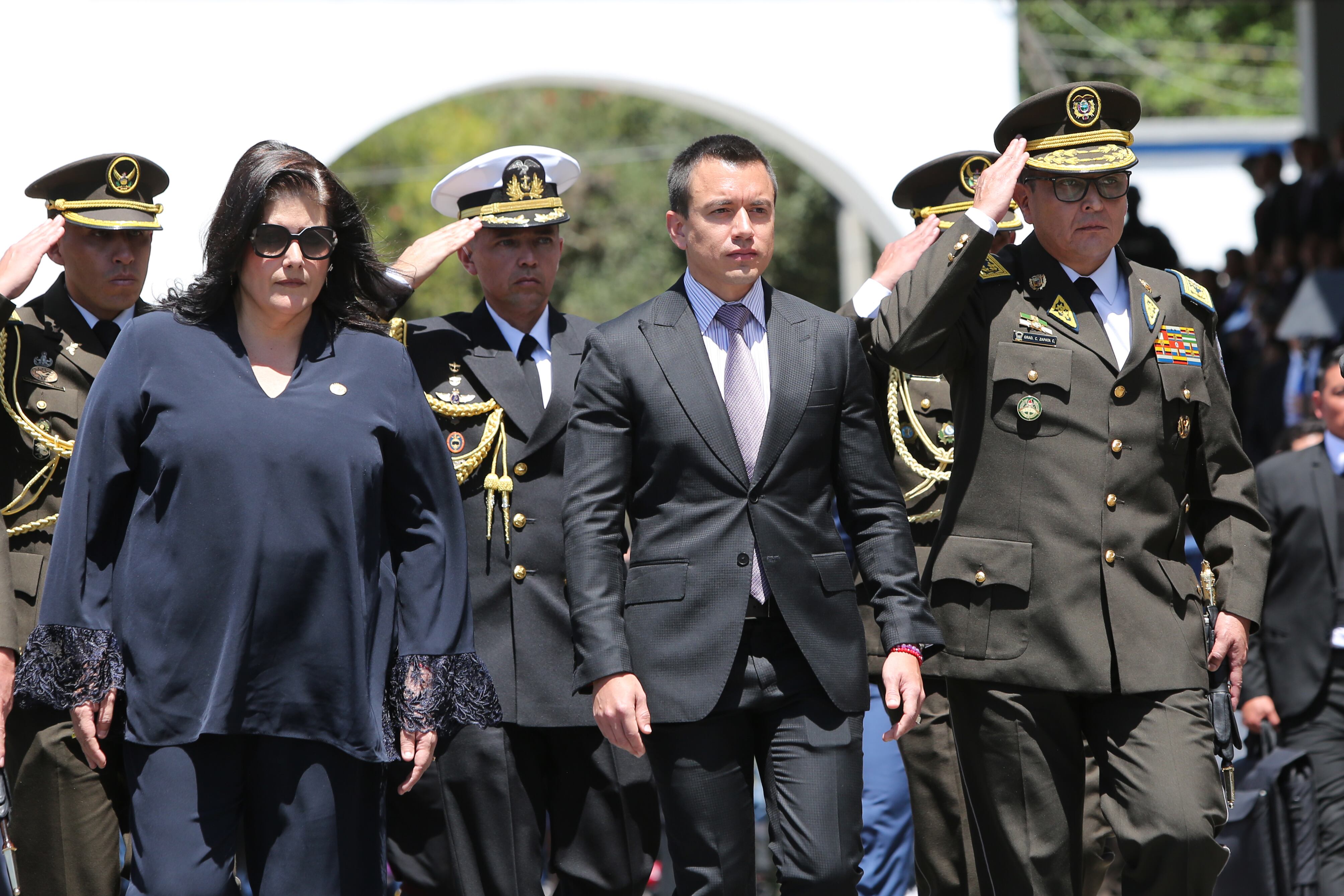 El presidente de Ecuador, Daniel Noboa (C), llega a un evento para entregar nuevos equipos a la Policía Nacional en la Escuela Superior de la Policía Nacional el 22 de enero de 2024 en Quito, Ecuador