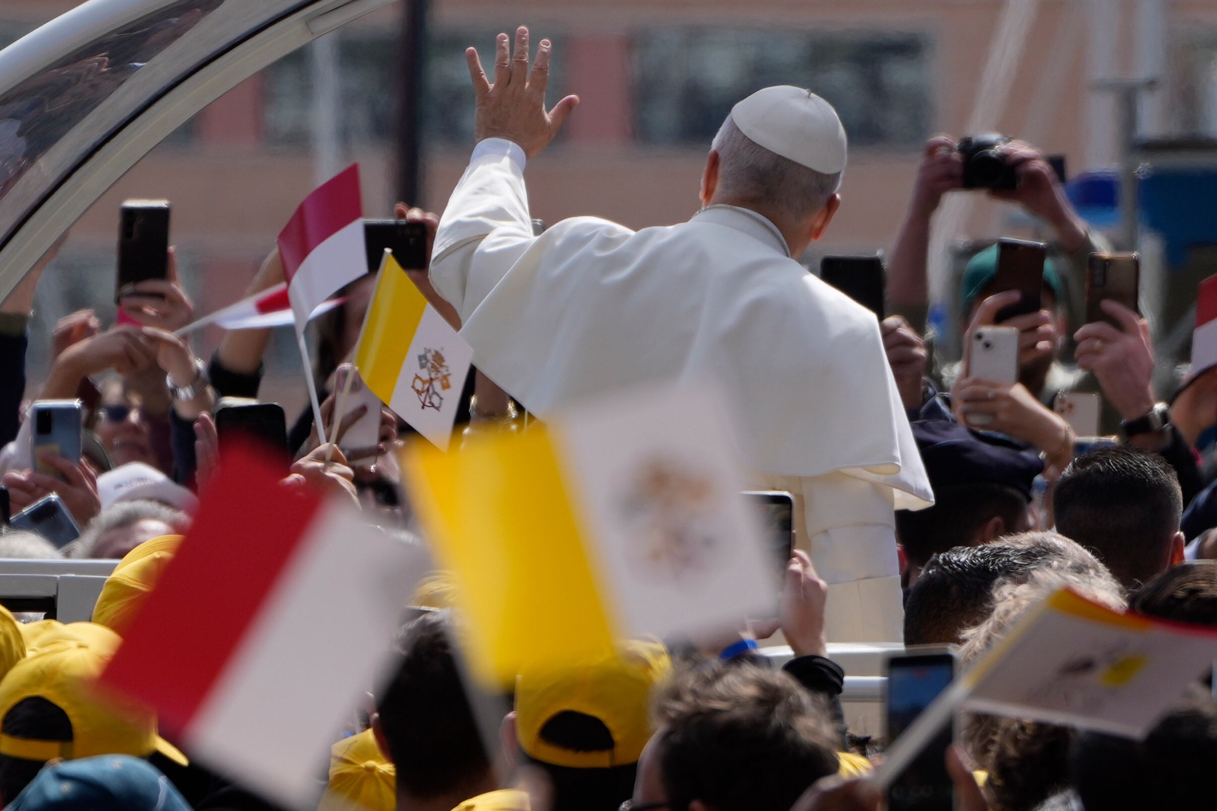 El papa León XIV saluda a su llegada a un encuentro con jóvenes y feligreses en el exterior de la iglesia de Santa Devota, en Condamine, Mónaco.