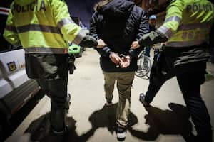 Descubren licor adulterado y drogas entre las paredes y el techo de un prostíbulo en Bogotá, pertenecerían al Tren de Aragua