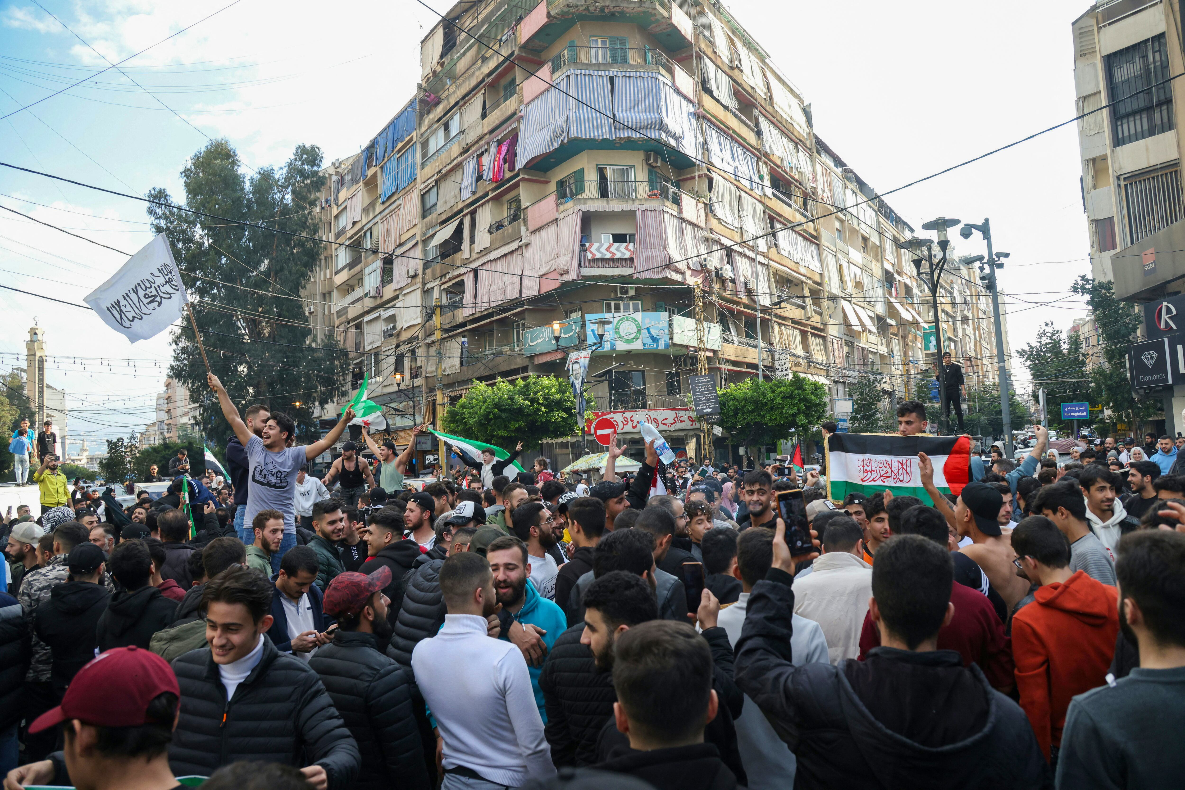 Un manifestante sostiene un busto pintado de oro del dictador sirio Bashar al-Assad con orejas de burro mientras miembros de la comunidad siria se concentran el 8 de diciembre de 2024 en Berlín, Alemania, para celebrar el fin del gobierno del dictador sirio