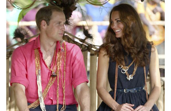 El príncipe Guillermo y su esposa Kate, siguen atentos los actos de bienvenida. 