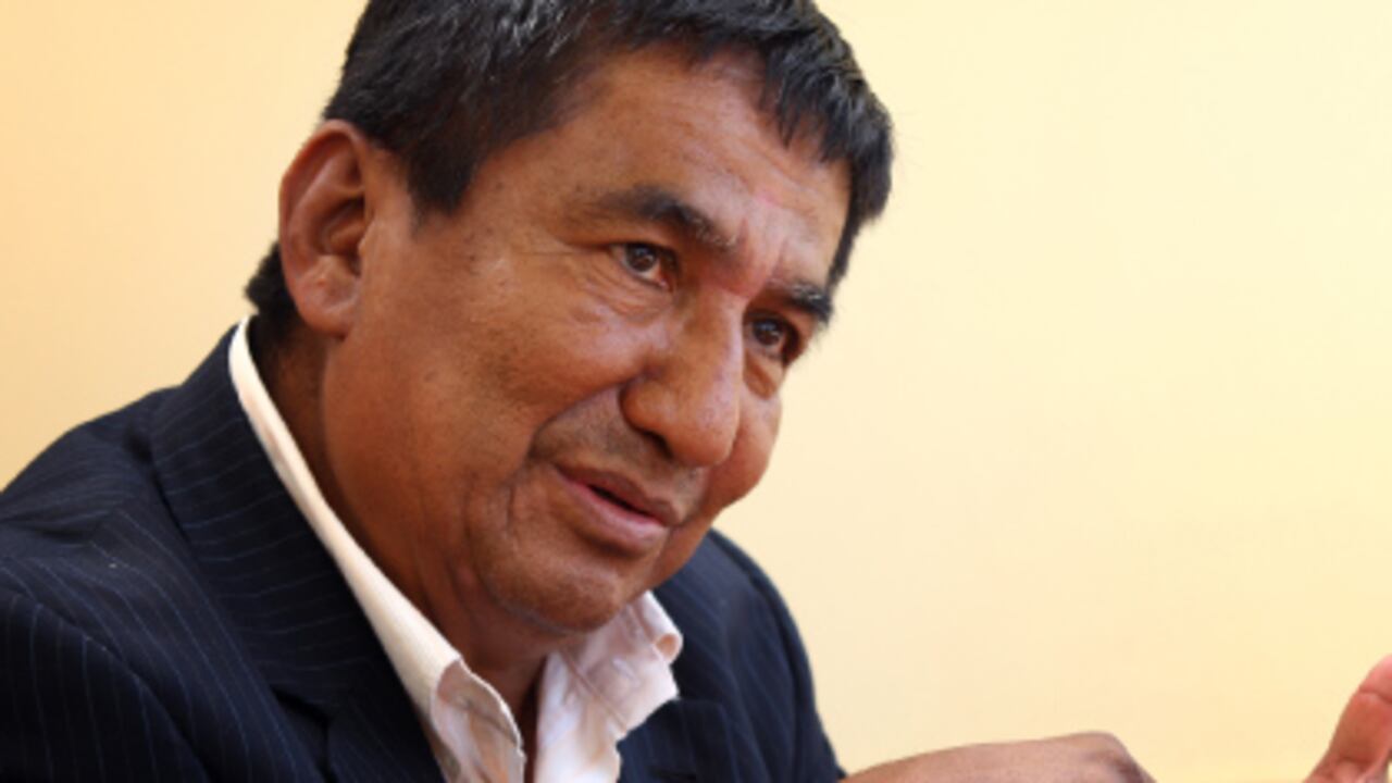Mauro Toro es el alcalde de Puerto Asís. Tras salir elegido en 2007, un hijo suyo desapareció y ahora su hija Sandra Toro se salvó milagrosamente de un violento ataque en su vivienda.
