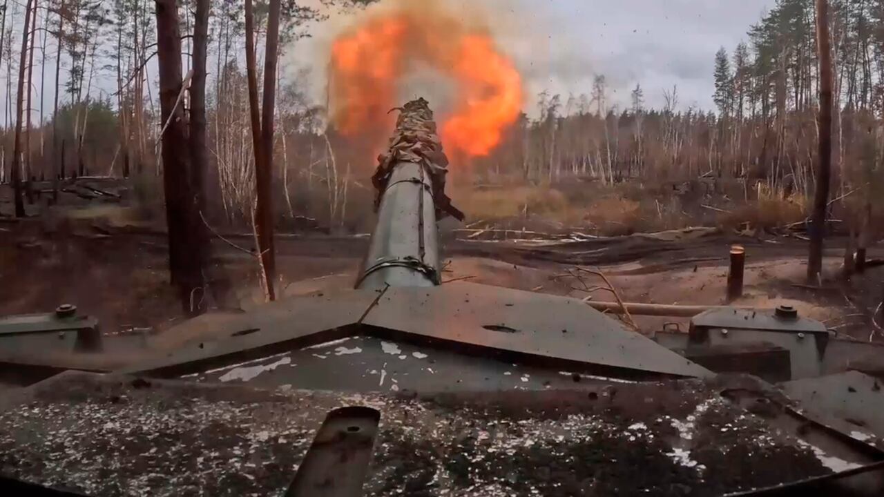 Esta imagen tomada de un video publicado por el servicio de prensa del Ministerio de Defensa de Rusia el viernes 22 de noviembre de 2024, un tanque ruso T90M Proryv dispara hacia posiciones ucranianas en un sitio no divulgado en Ucrania. (Servicio de prensa del Ministerio de Defensa de Rusia vía AP)