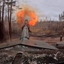 Esta imagen tomada de un video publicado por el servicio de prensa del Ministerio de Defensa de Rusia el viernes 22 de noviembre de 2024, un tanque ruso T90M Proryv dispara hacia posiciones ucranianas en un sitio no divulgado en Ucrania. (Servicio de prensa del Ministerio de Defensa de Rusia vía AP)