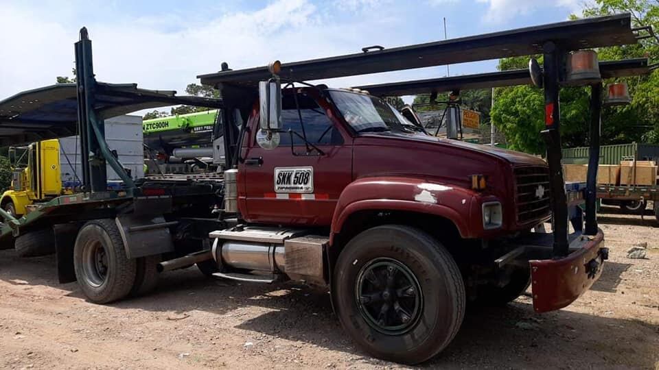 Tras bajarse de su camión, el hombre comenzó a tener comportamientos extraños.