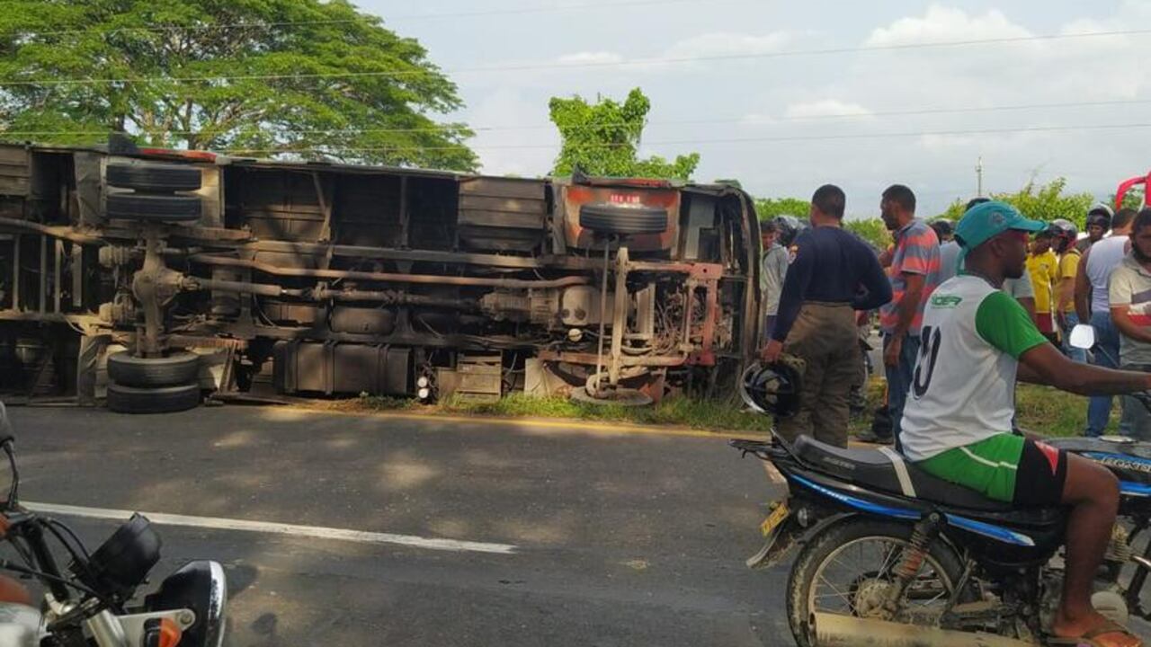Aparatoso accidente en vía Cartagena - Barranquilla deja a dos personas muertas y más de 18 heridas