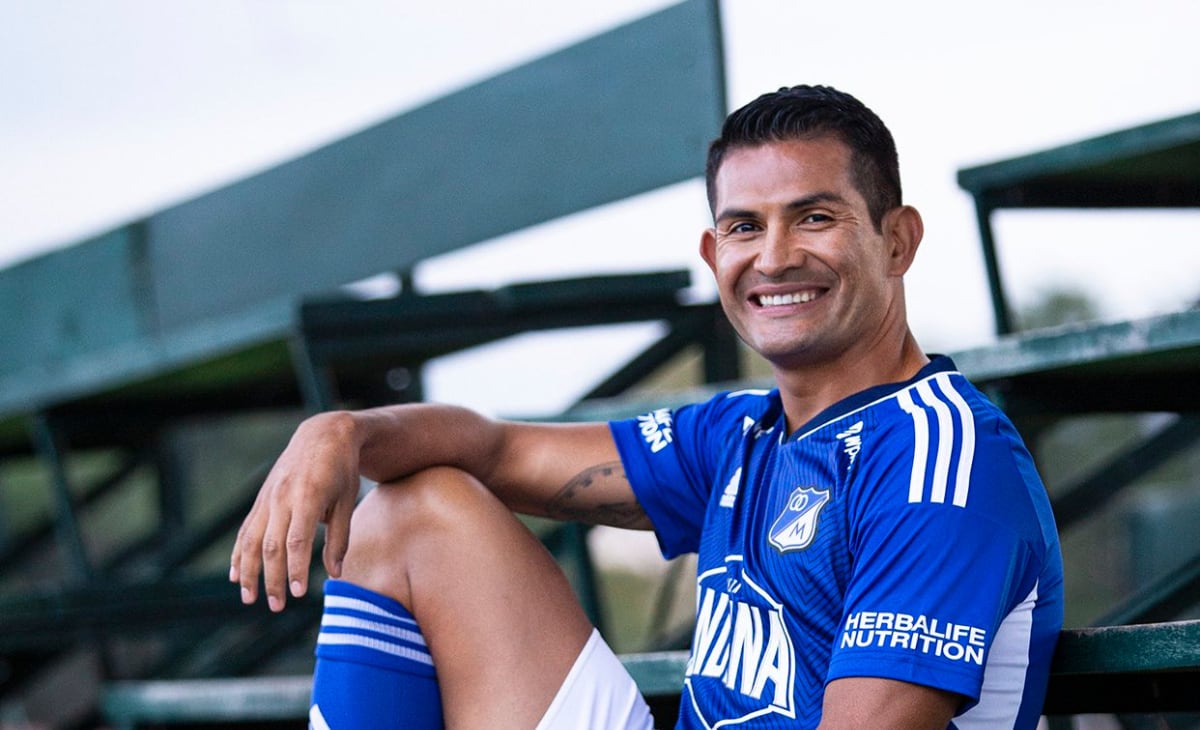 David Mackalister Silva con la nueva camiseta de Millonarios 2023.