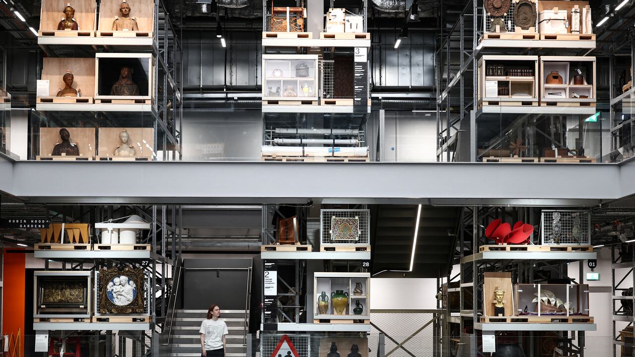 Un visitante mira los artefactos exhibidos en la bodega V&A East Storehouse, en Londres. Es un espacio revolucionario de apreciación del arte de forma íntima. HENRY NICHOLLS / AFP.