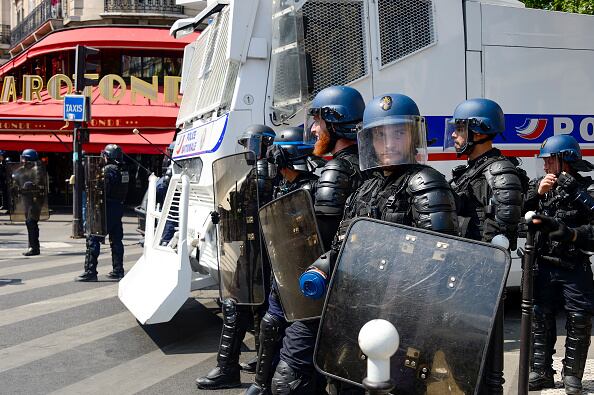 El ministro del Interior, Gérald Darmanin, anunció que este sábado se mantendrá la movilización de 45.000 policías y gendarmes para atajar los disturbios ocurridos durante las protestas por la muerte a manos de la Policía de un adolescente de 17 años, Nahel M., el martes en Nanterre. (Photo by Francois GOUDIER/Gamma-Rapho via Gett