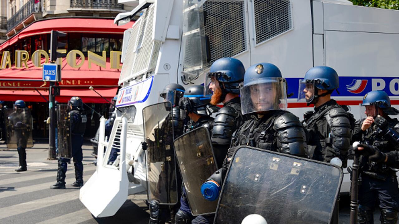 El ministro del Interior, Gérald Darmanin, anunció que este sábado se mantendrá la movilización de 45.000 policías y gendarmes para atajar los disturbios ocurridos durante las protestas por la muerte a manos de la Policía de un adolescente de 17 años, Nahel M., el martes en Nanterre. (Photo by Francois GOUDIER/Gamma-Rapho via Gett