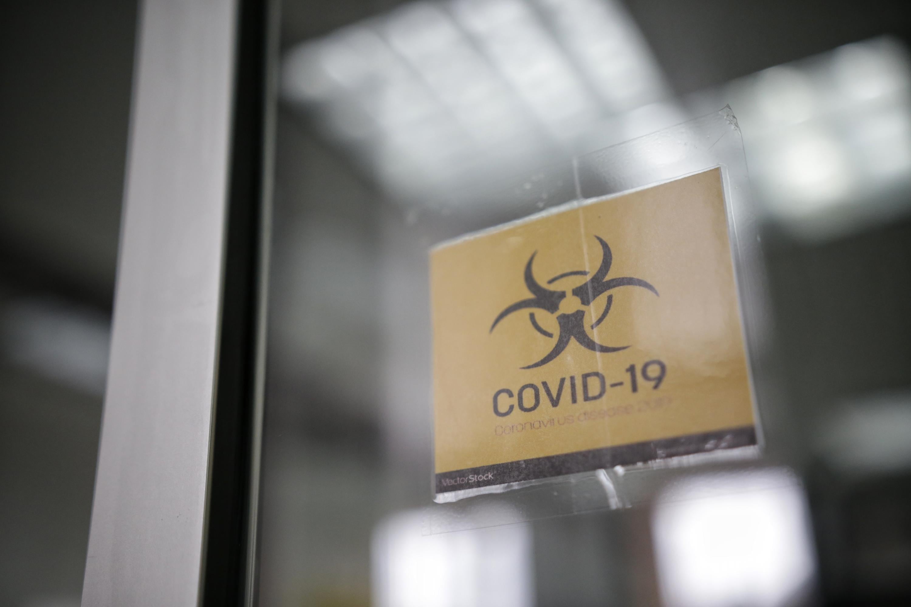 El que la OMS haya declarado el fin de la emergencia sanitaria es “solo una decisión administrativa, pero el virus no va a desaparecer. Solo circulará como muchos otros y, dependiendo cómo mute, dice un experto.