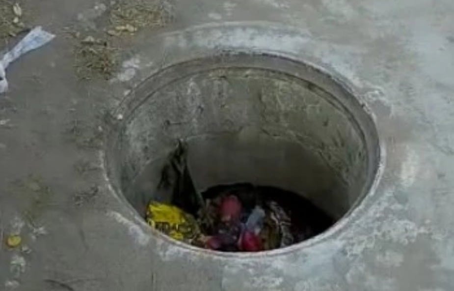 Esta es la alcantarilla donde cayó la mujer embarazada.