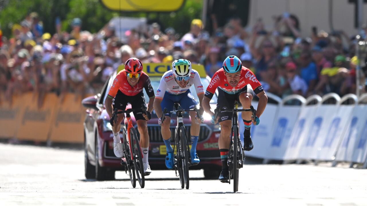 Michal Kwiatkowski de Polonia y Team INEOS Grenadiers, Matteo Vercher de Francia y Team TotalEnergies y Victor Campenaerts de Bélgica y Team Lotto Dstny esprintan en la línea de meta para ganar la etapa durante el 111º Tour de Francia 2024, Etapa 18 una etapa de 179,5 km de Gap a Barcelonnette 1134m / #UCIWT / el 18 de julio de 2024 en Barcelonnette, Francia.