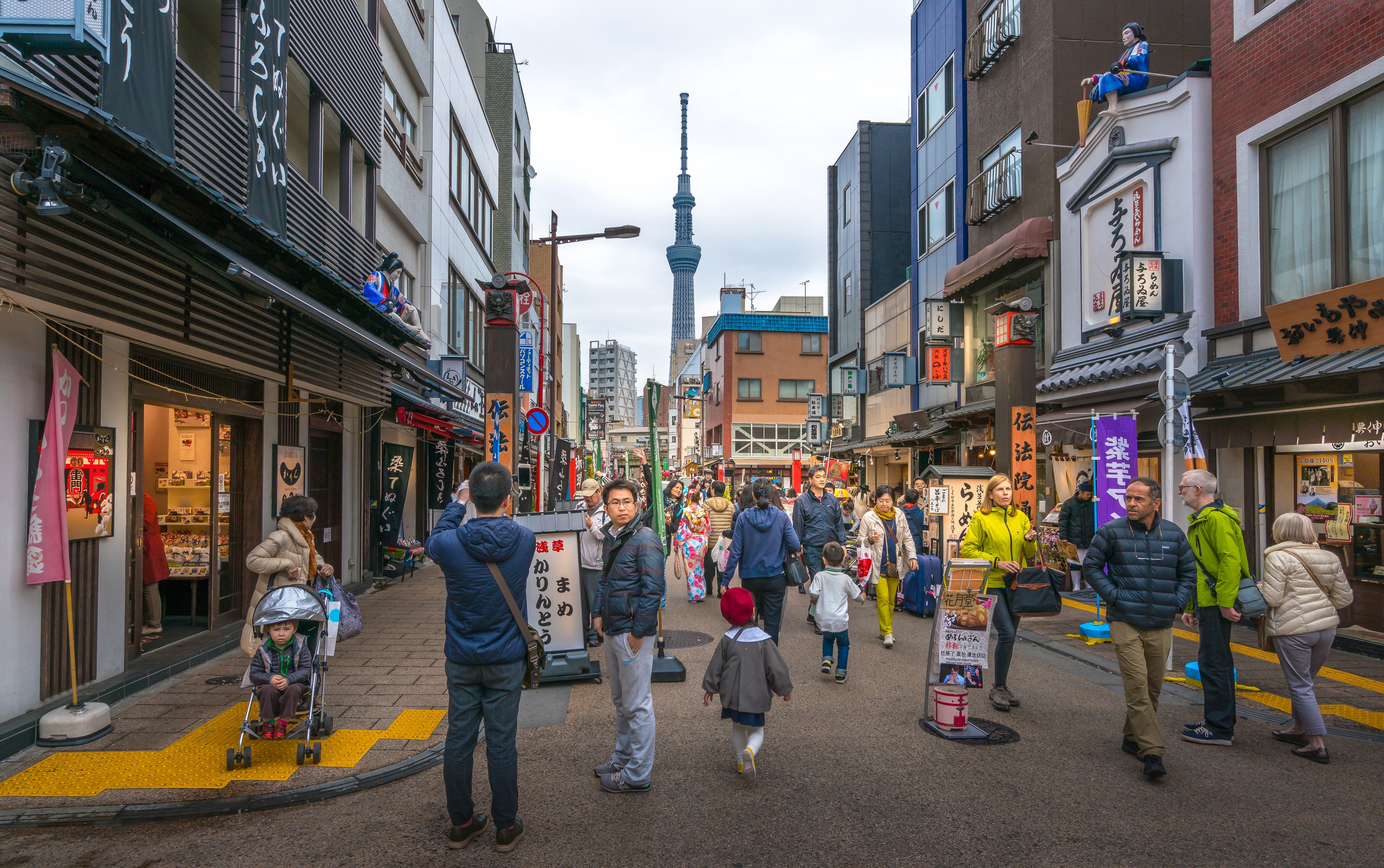 Destinos imperdibles para los amantes del turismo de compras, según la IA: de bazares a boutiques de lujo