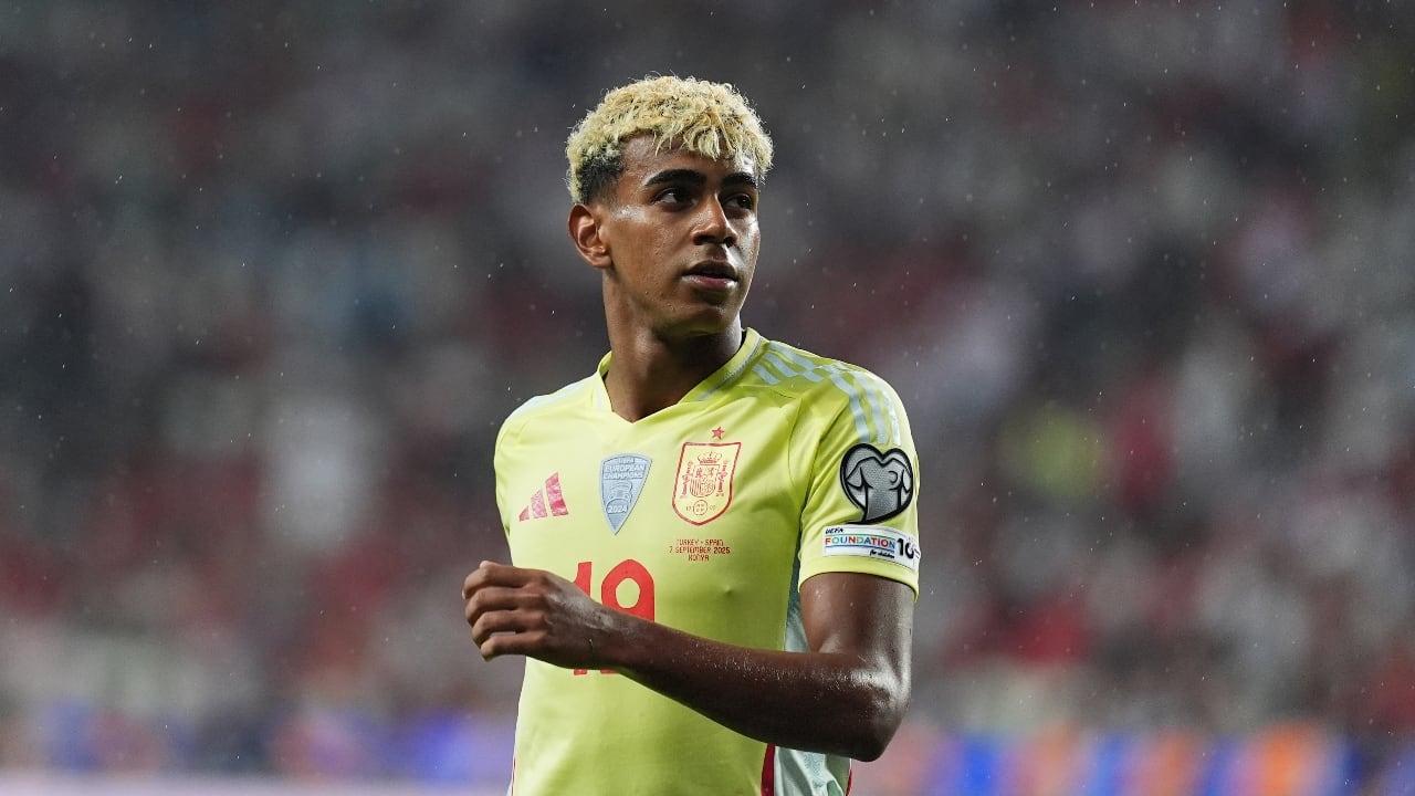 Lamine Yamal jugando con la Selección de España.