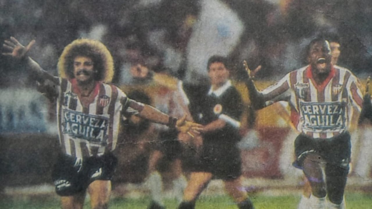Junior celebra el gol que le dio el título de 1993 ante América, al fondo el árbitro Fernando Panesso
