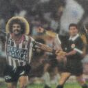 Junior celebra el gol que le dio el título de 1993 ante América, al fondo el árbitro Fernando Panesso