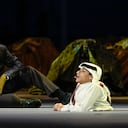 El actor estadounidense Morgan Freeman, a la izquierda, se sienta en el escenario junto al embajador de la Copa Mundial de la FIFA, Ghanim Al Muftah, en la ceremonia de apertura antes de la Copa del Mundo, estadio Al Bayt en Al Khor.