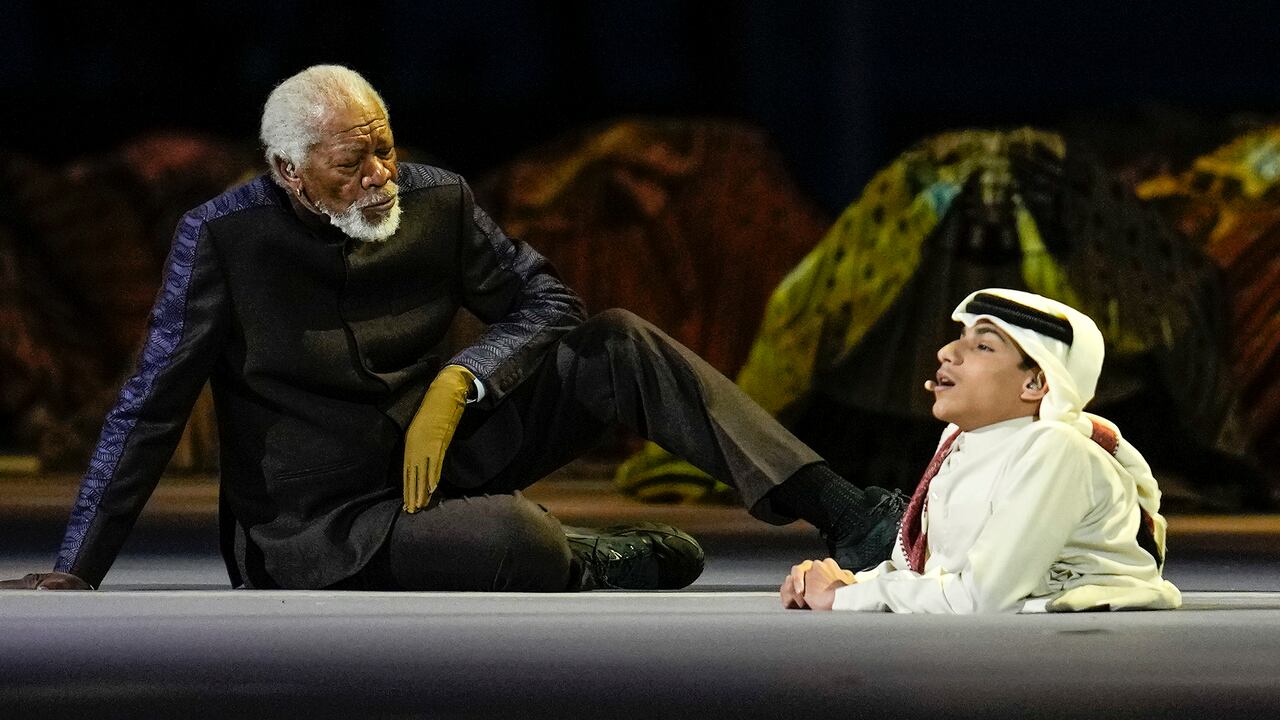 El actor estadounidense Morgan Freeman, a la izquierda, se sienta en el escenario junto al embajador de la Copa Mundial de la FIFA, Ghanim Al Muftah, en la ceremonia de apertura antes de la Copa del Mundo.
