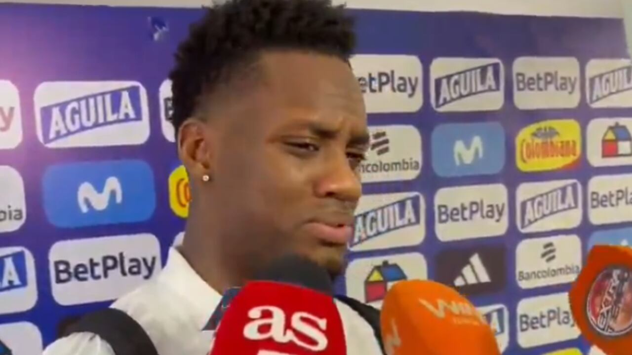 Jhon Durán, delantero de la Selección Colombia, hablando en zona mixta