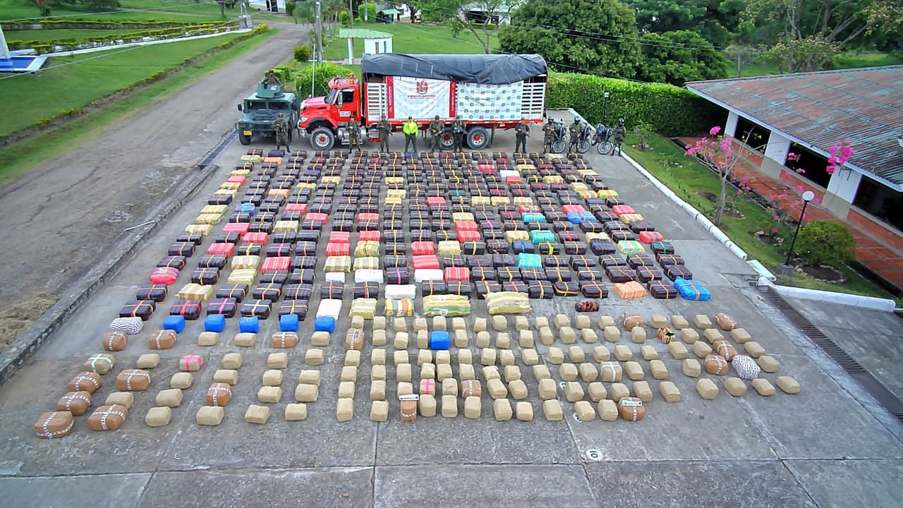 Ejército y Policía decomisan importante cargamento de marihuana en Huila.