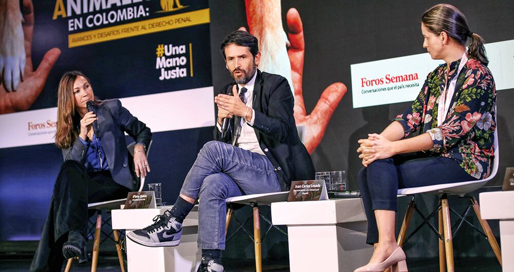 Darcy Quinn, periodista de La FM; Juan Carlos Losada, representante a la Cámara; y Andrea Padilla, senadora.