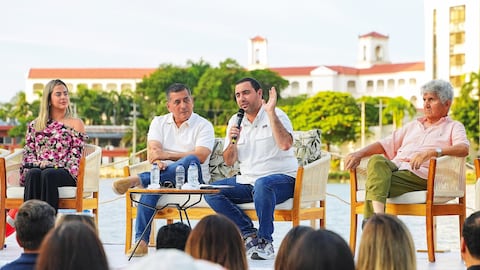 El gobernador de Bolívar, Yamil Arana Padauí (derecha), junto al alcalde de Cartagena, Dumek Turbay, y Kelly Pérez, líder de El Laguito, durante el anuncio de la recuperación ambiental y urbanística de este tradicional sector de la ciudad.