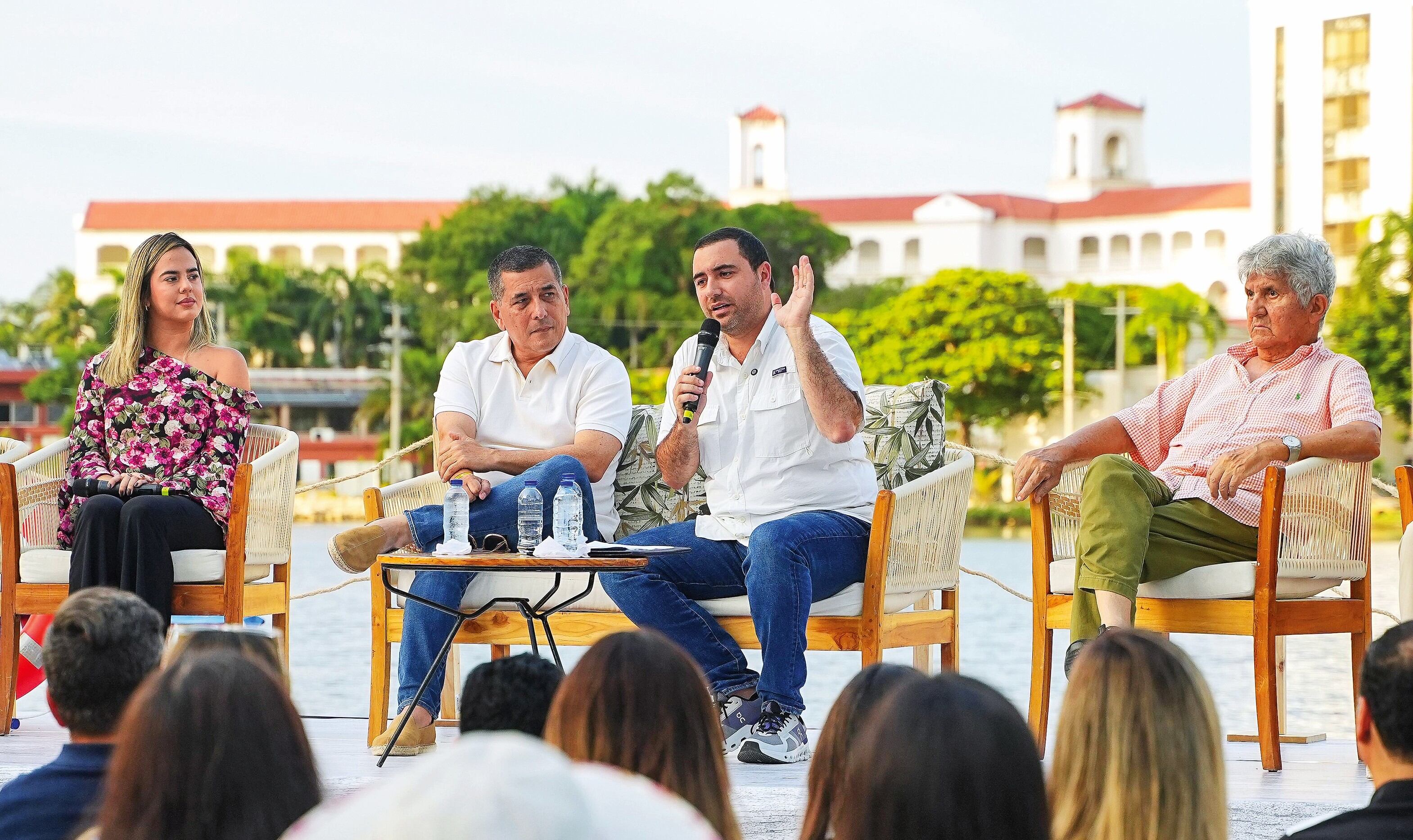El gobernador de Bolívar, Yamil Arana Padauí (derecha), junto al alcalde de Cartagena, Dumek Turbay, y Kelly Pérez, líder de El Laguito, durante el anuncio de la recuperación ambiental y urbanística de este tradicional sector de la ciudad.