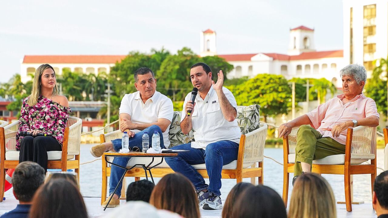 El gobernador de Bolívar, Yamil Arana Padauí (derecha), junto al alcalde de Cartagena, Dumek Turbay, y Kelly Pérez, líder de El Laguito, durante el anuncio de la recuperación ambiental y urbanística de este tradicional sector de la ciudad.