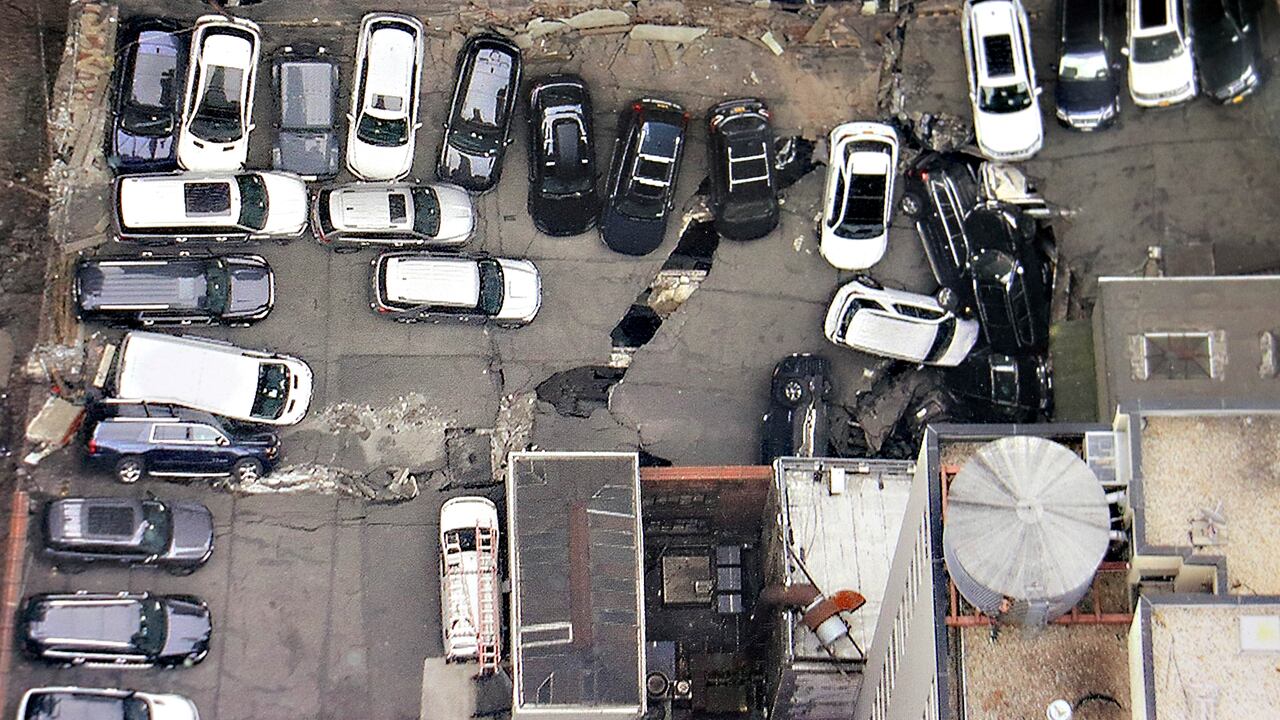 El alcalde Adams recalcó que habían alrededor de 50 vehículos en la terraza.