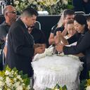 Marcia Aoki junto al féretro de Pelé en el estadio Vila Belmiro
