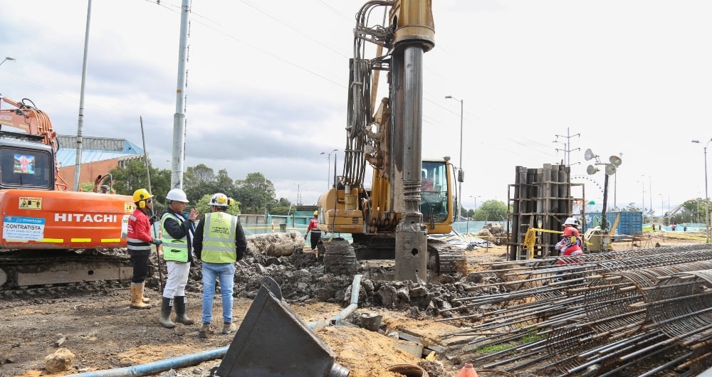 El puente estará ubicado sobre la avenida 68 con calle 63. Conectará Coldeportes con el Parque Simón Bolívar, garantizando una movilidad segura para peatones y ciclistas.