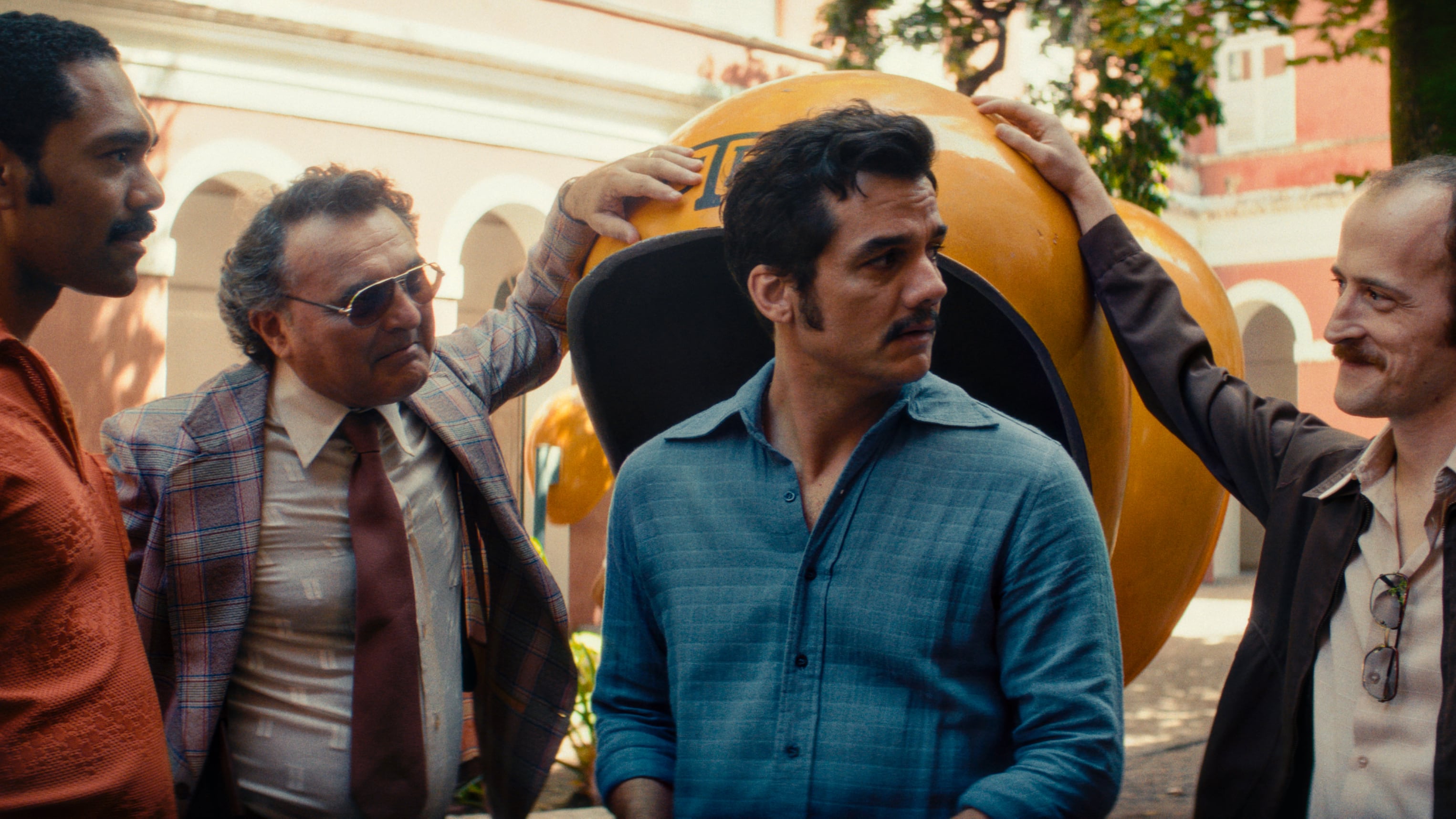 Un hombre perseguido quiere reencontrarse con su hijo, pero la dictadura y sus esbirros lo hacen complicado...