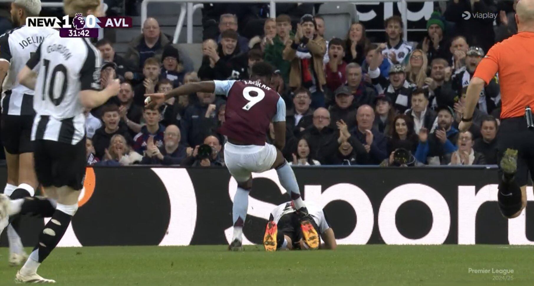 Jhon Jáder Durán expulsado en el juego entre Newcastle y Aston Villa