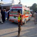 En esta foto proporcionada por Rescue 1122 Head Quarters, una ambulancia transporta a personas heridas luego de la explosión de una bomba durante un mitin político en el distrito de Bajur de Khyber Pakhtunkhwa, Pakistán, el domingo 30 de julio de 2023.