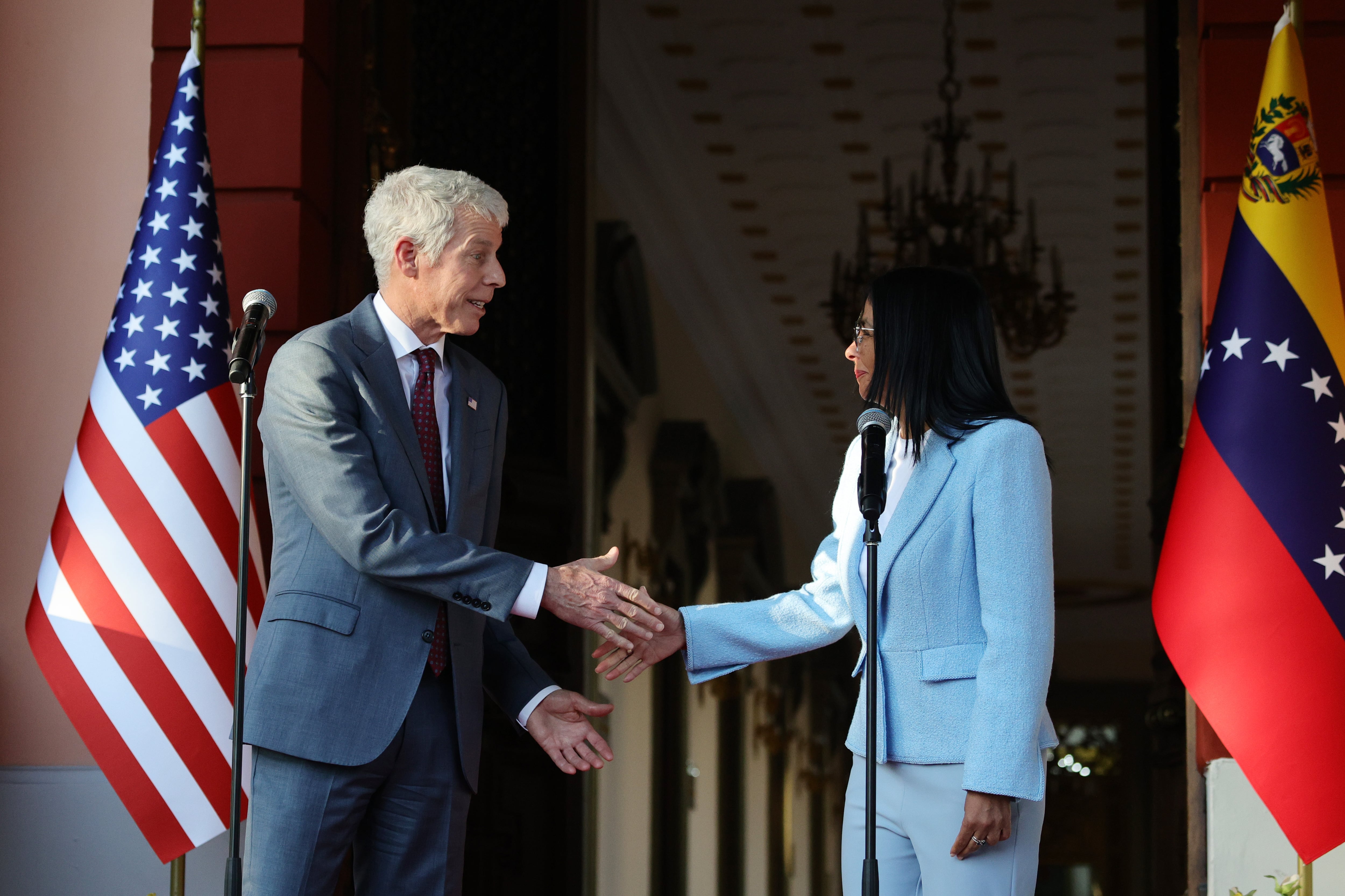 (De izquierda a derecha) El secretario de Energía de Estados Unidos, Chris Wright, y la presidenta interina de Venezuela, Delcy Rodríguez, se dan la mano tras una reunión bilateral en el Palacio de Miraflores, el 11 de febrero de 2026, en Caracas, Venezuela.