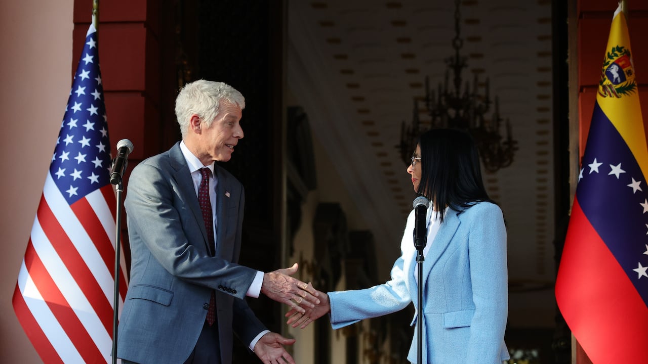 El secretario de Energía de Estados Unidos, Chris Wright, y la presidenta interina de Venezuela, Delcy Rodríguez, se dan la mano tras una reunión bilateral en el Palacio de Miraflores.