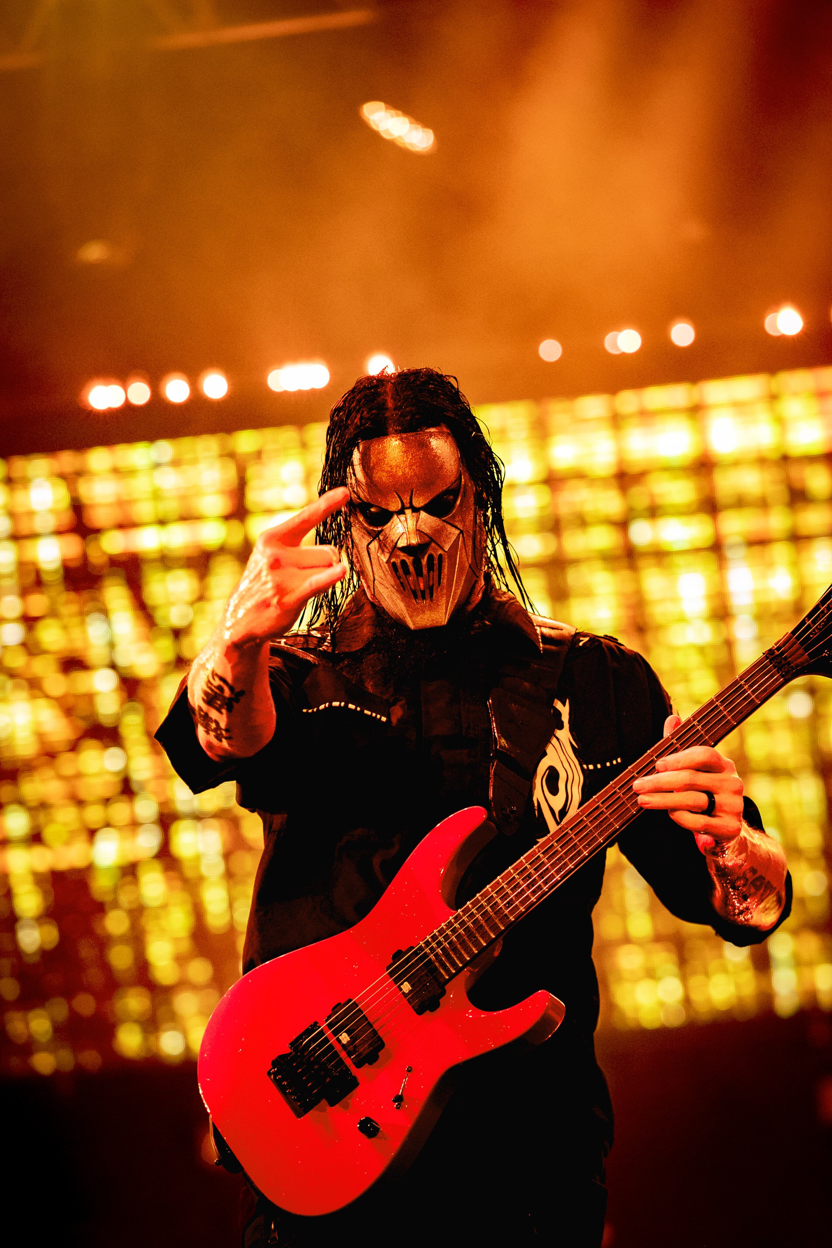 Jim Root y sus seis cuerdas entregan un enorme sonido.