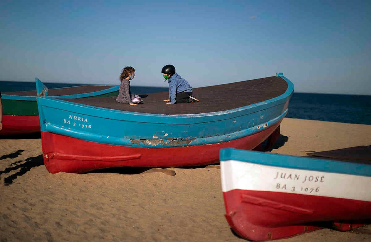 Imagen de la playa de Badalona, cerca de Barcelona, España. 28 de abril. LOs niños españoles pudieron volver a salir, por un rato, a las calles, parques y playas, después del encierro para detener la propagación del coronavirus. Las autoridades sanitarias de España instan a los padres a ser responsables y respetar las normas para hacerlo. Foto: Emilio Morenatti / AP