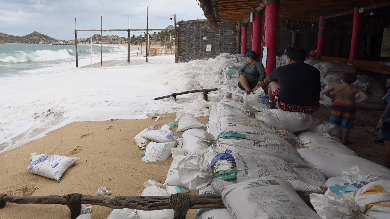 La gente observa el mar antes de la llegada del huracán Hilary a Los Cabos en el estado de Baja California, México, el 18 de agosto de 2023.