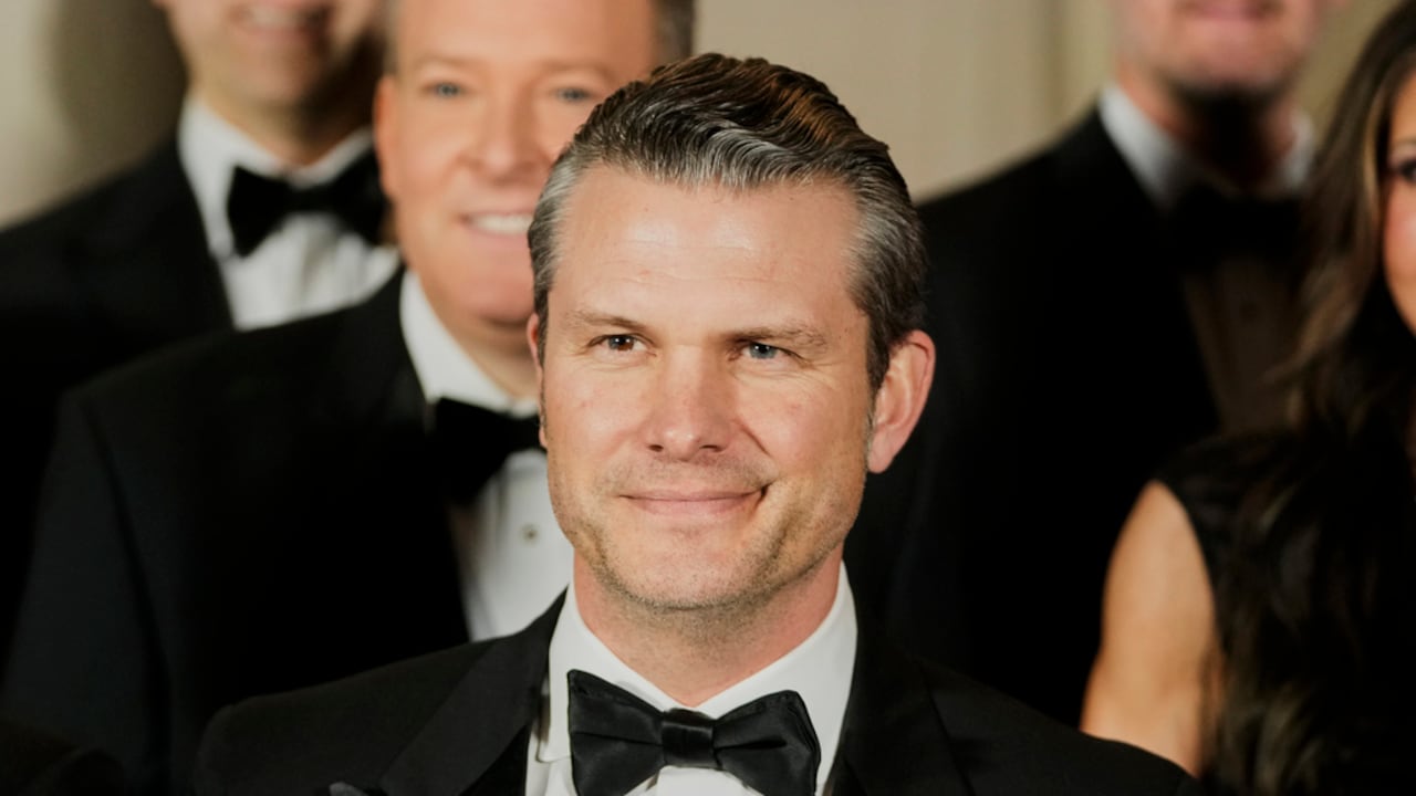 Pete Hegseth, elegido por el presidente electo Donald Trump para ser secretario de Defensa, posa para una fotografía con los elegidos del gabinete, otros nominados y nombramientos, en la Galería Nacional de Arte en Washington, el sábado 18 de enero de 2025. (Foto AP/Mark Schiefelbein )