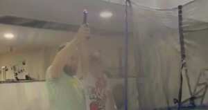 Menor de edad sostiene un arma en la mano y lanza tres disparos, en compañía de un adulto.