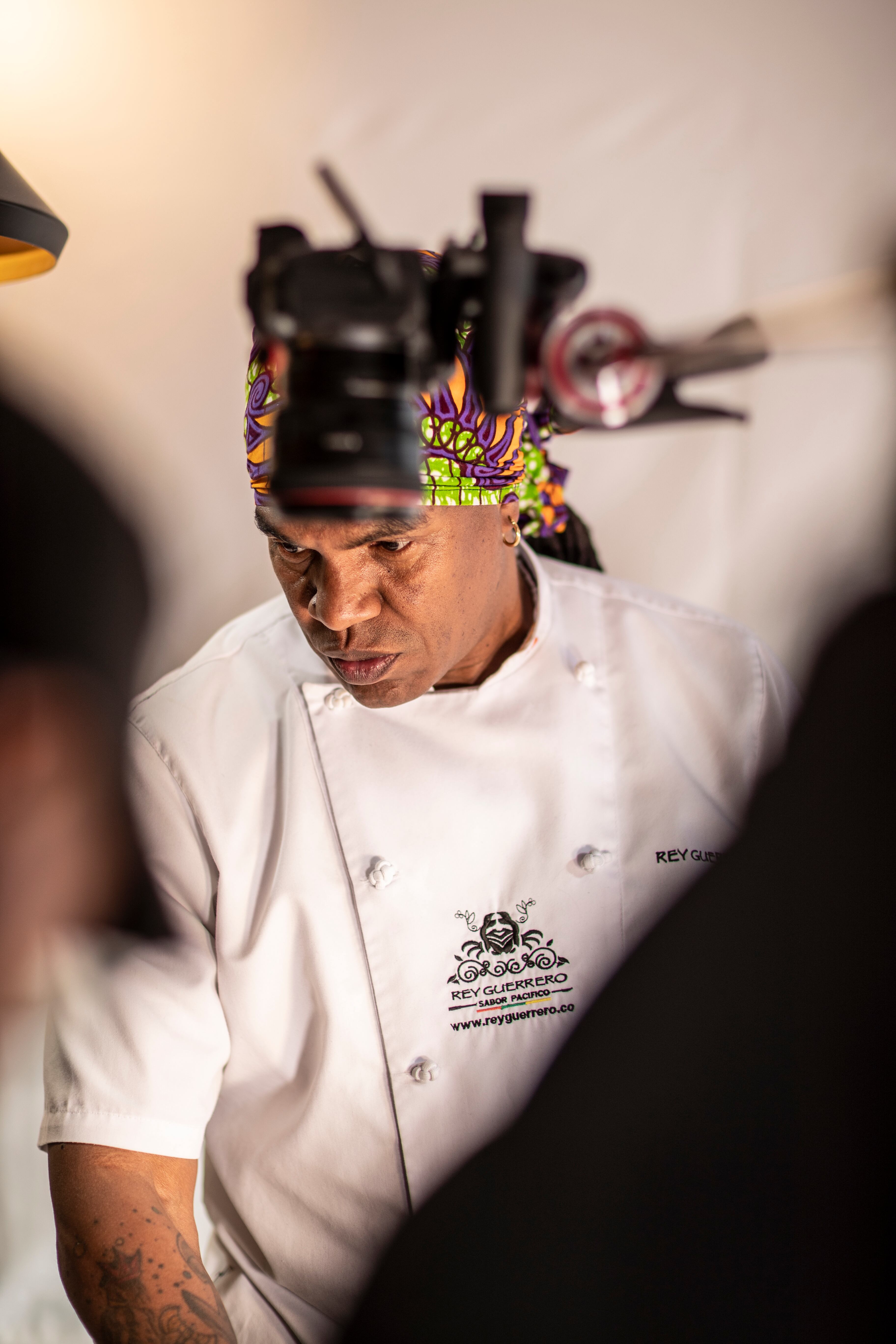 El chef afrocolombiano Rey Guerrero, fue el ganador del prestigioso Gourmand World Cookbook Award 2025 en la categoría de mejor libro de literatura y cultura gastronómica afroamericana del mundo con su obra “Sabores de Resistencia, la cocina de Rey Guerrero”.