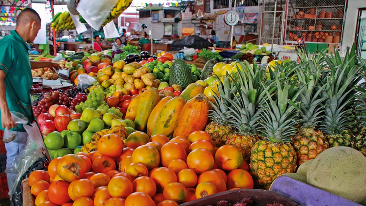 Las tiendas de barrio siguen siendo las preferidas por las familias para hacer mercado.