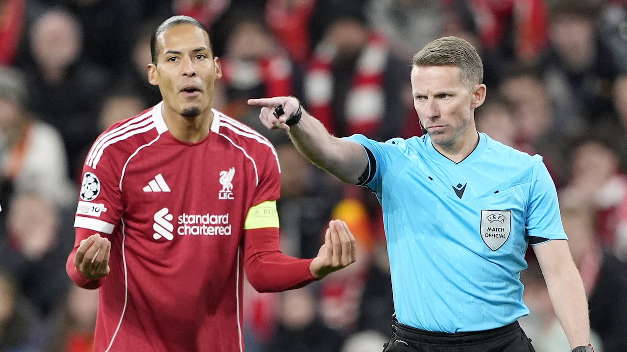 Virgil van Dijk protestando al árbitro en el juego de Liverpool vs. PSV por Champions League